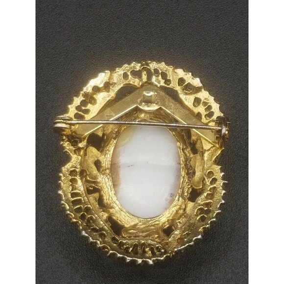 Victorian Fragonard Rococo Style Print on Ornate Oval Gold Tone Brooch Pin - Picture 3 of 4